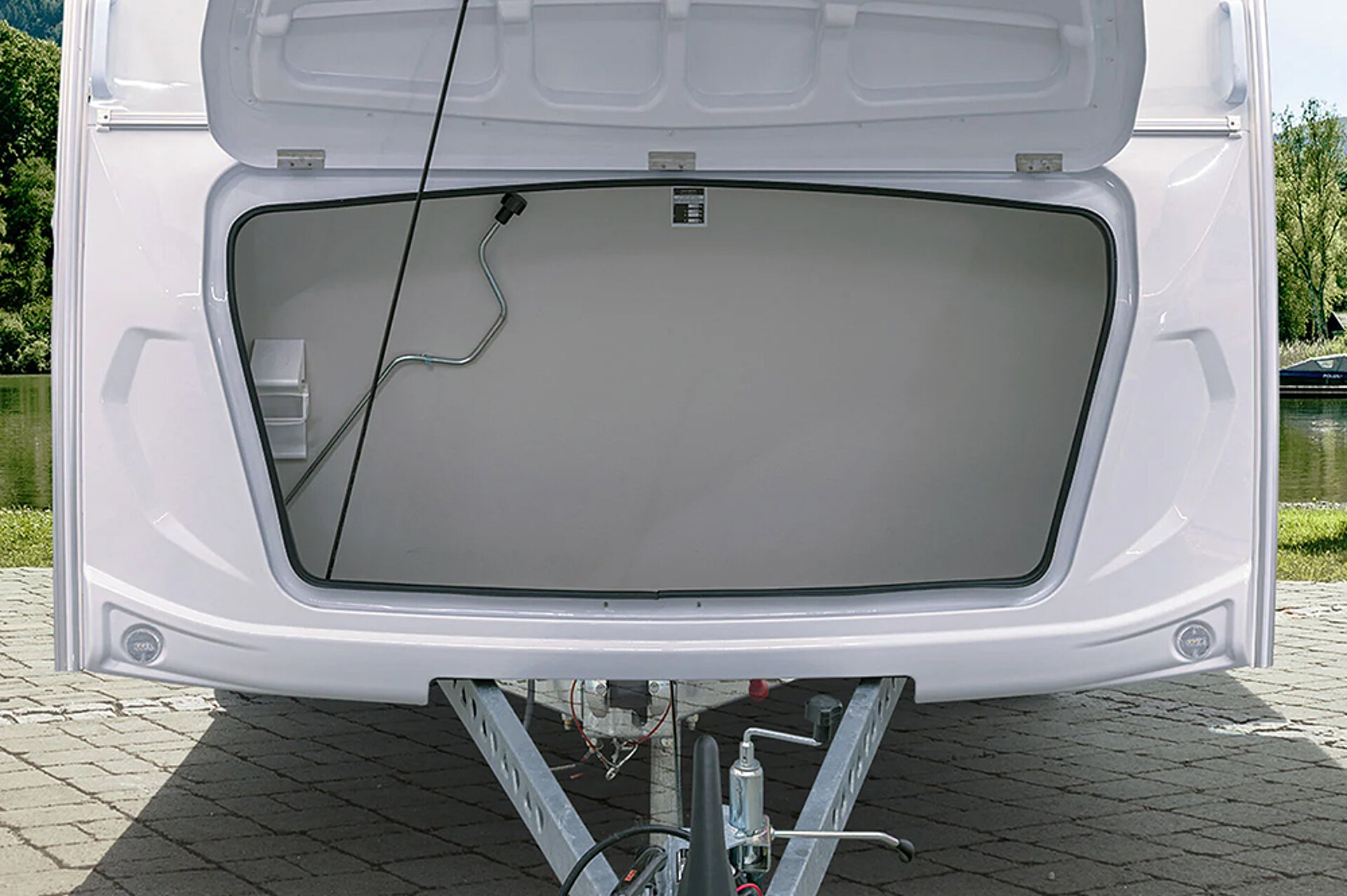 Open voorklep in de caravan CaraLife.