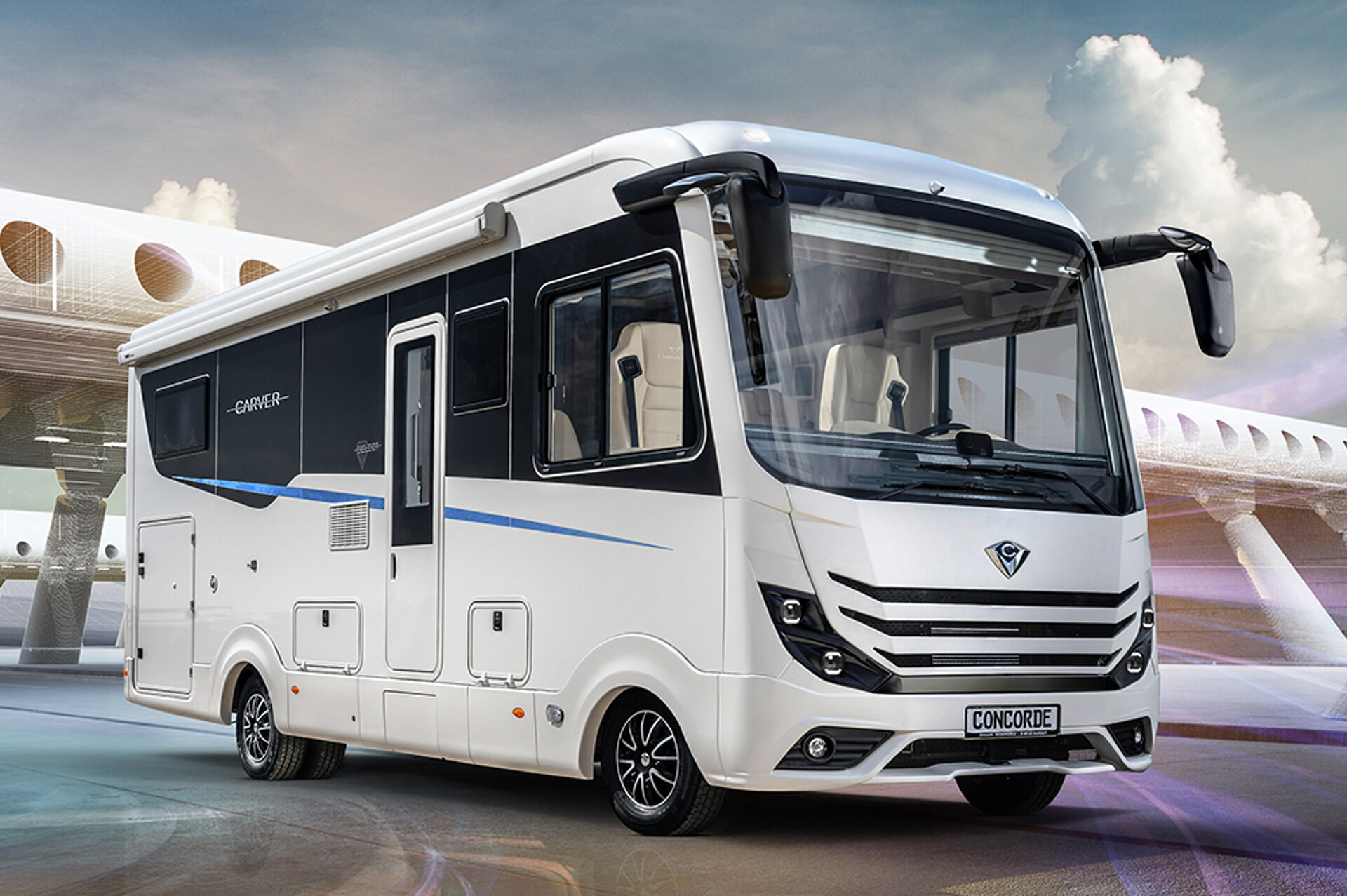 Der Concorde Carver Select steht vor einem futuristischen Gebäude.