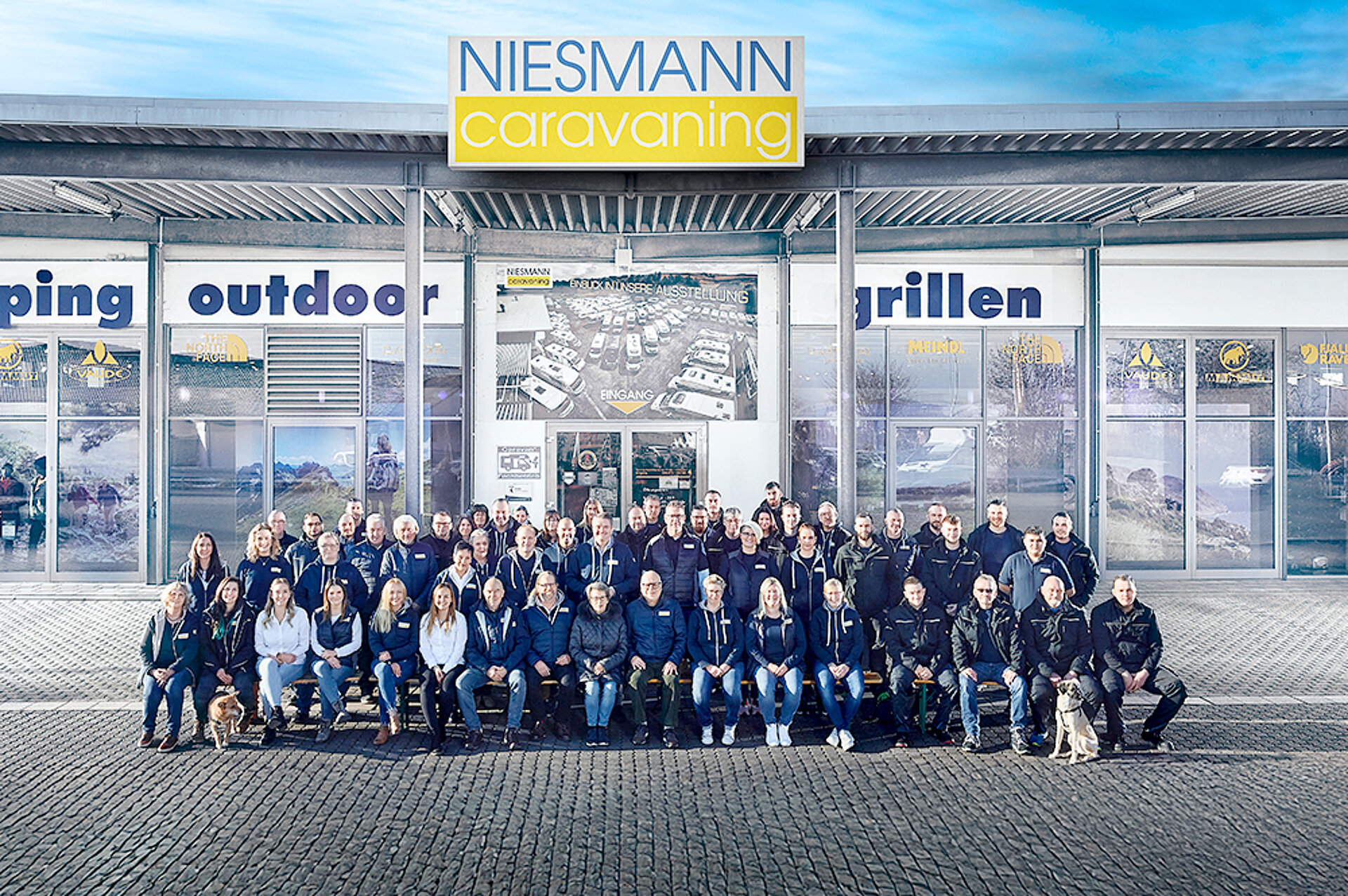 Team von Niesmann Caravaning vor Firmengebäude.