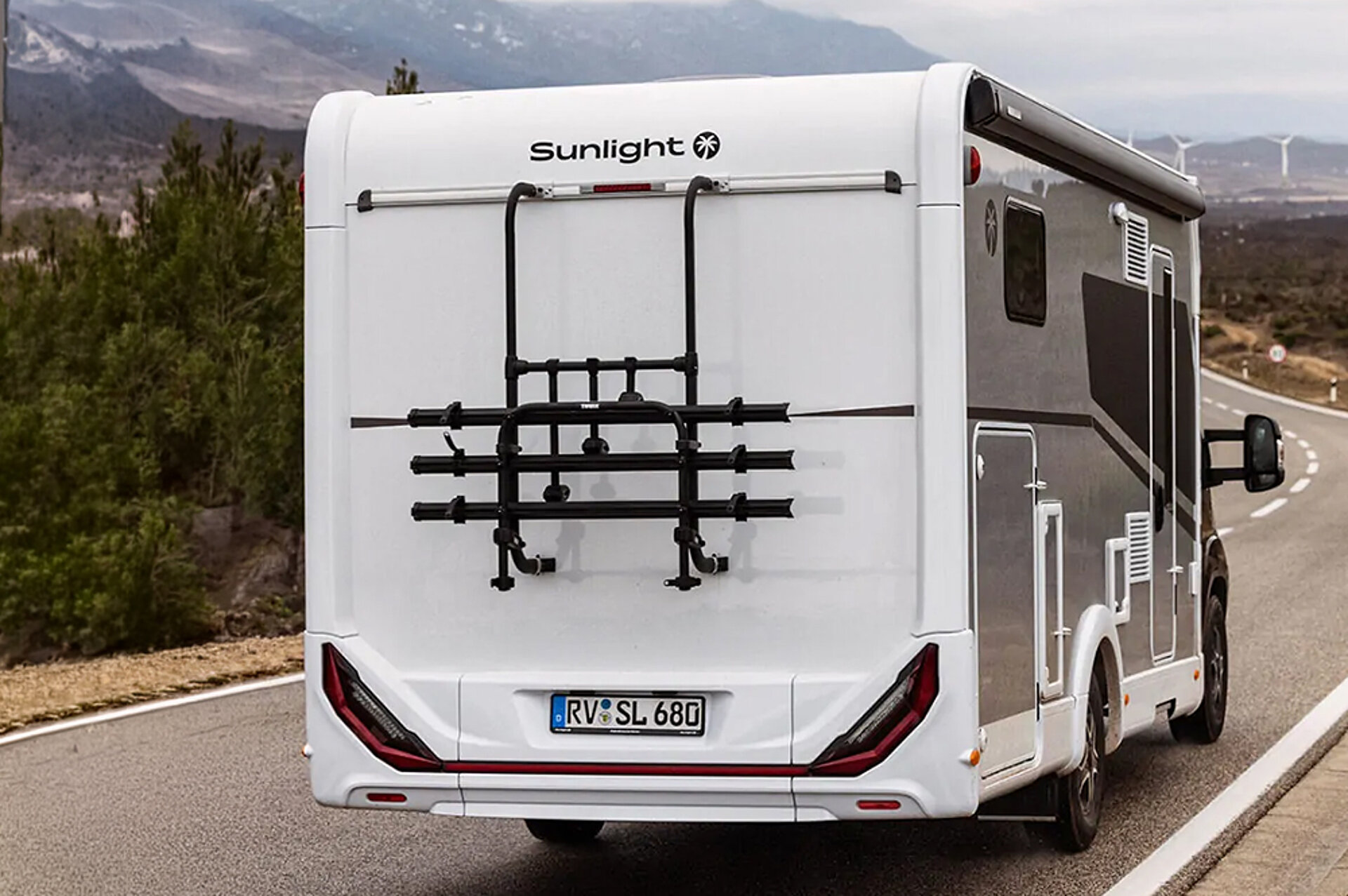 Sunlight-T 68 fährt auf einer Straße und ist von hinten zu sehen.