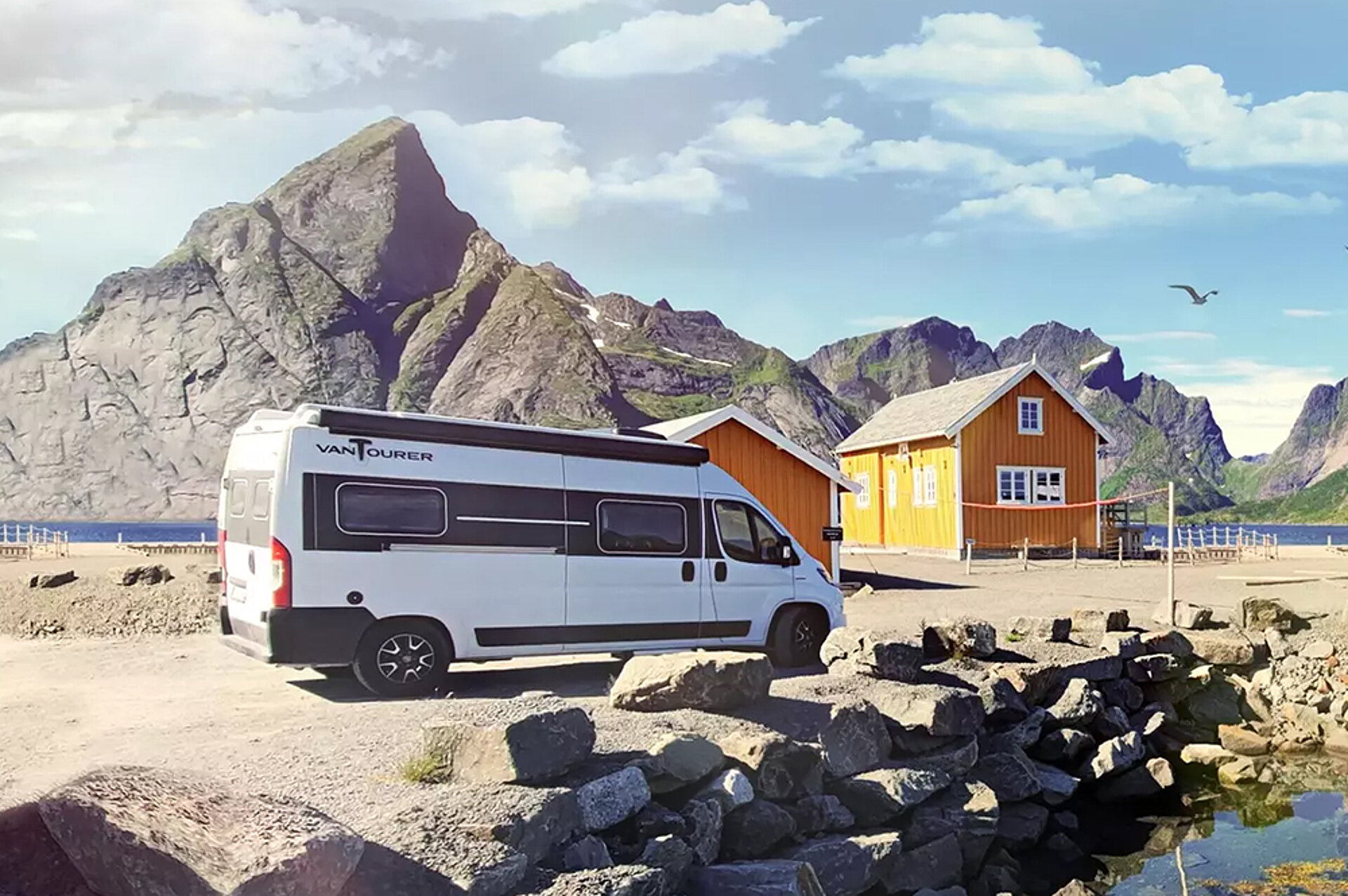 Ein weißer Camper Van steht an einem Strand vor Strandhütten.