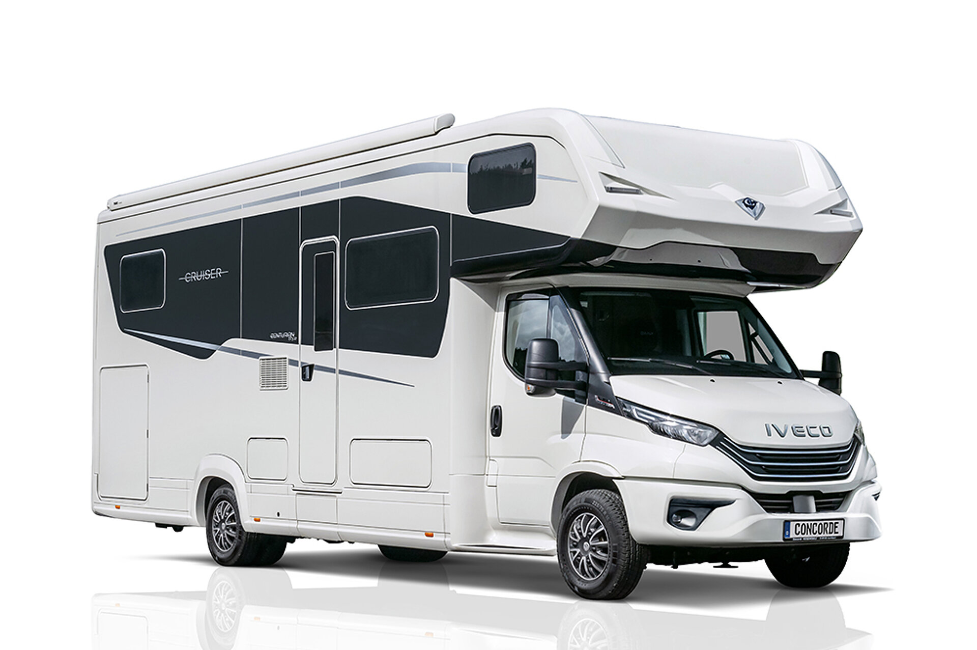 Witte camper met alkoof en zwarte details.