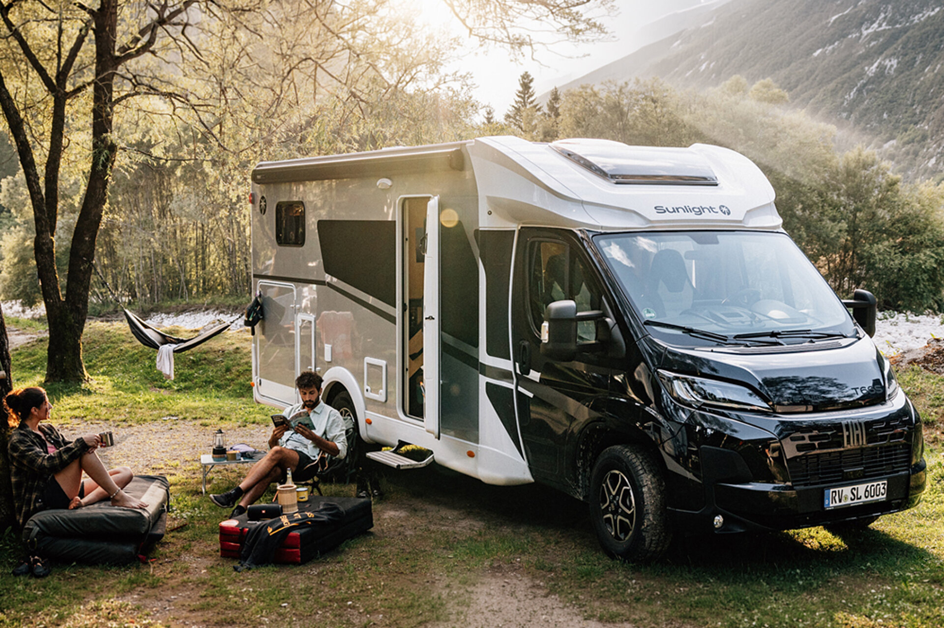 Dunkler Camper Van von Sunlight.