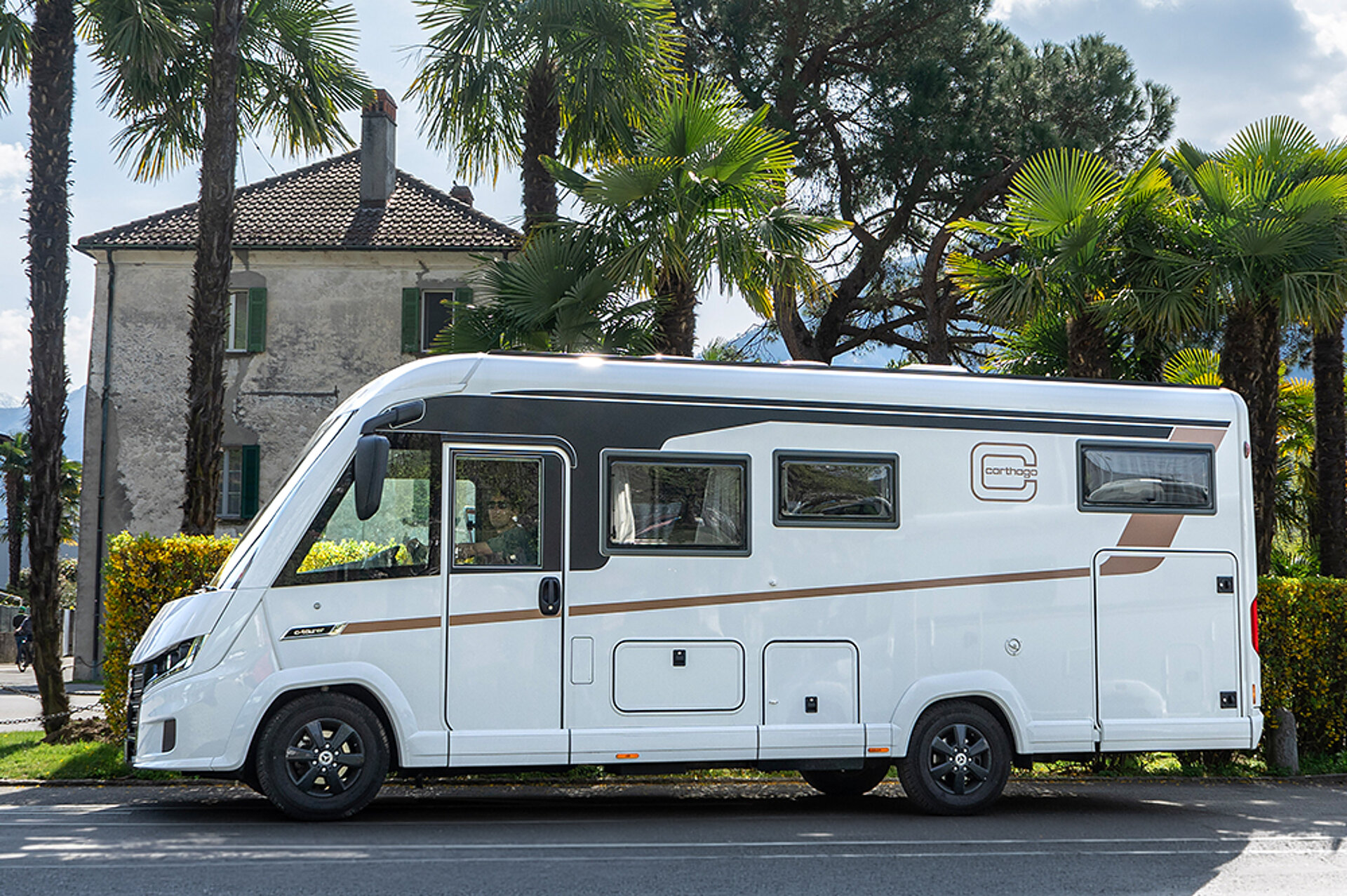 Weißes Wohnmobil von Carthago im Sonnenuntergang.