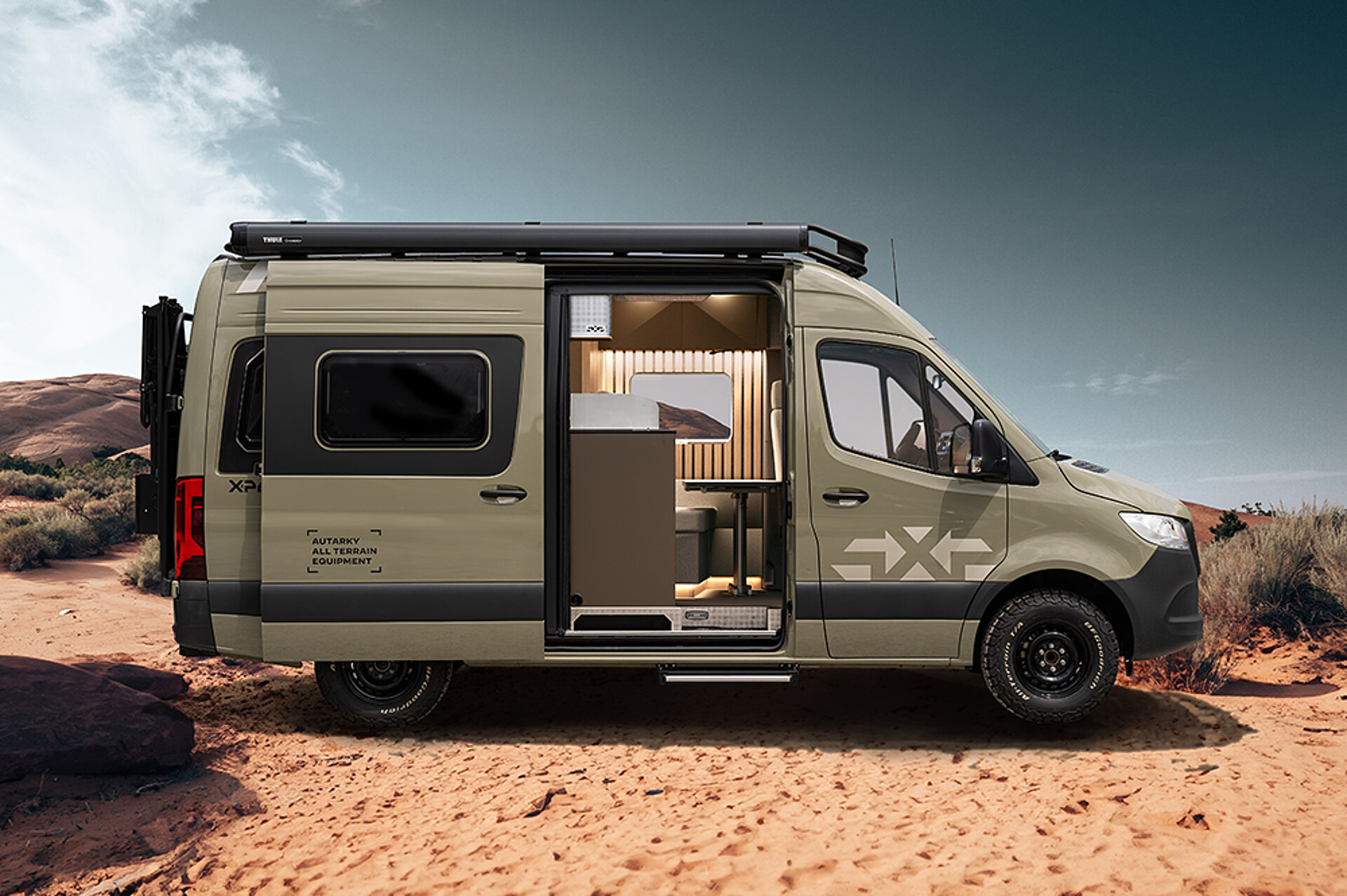 Grauer Camper Van in einer Wüstenlandschaft.