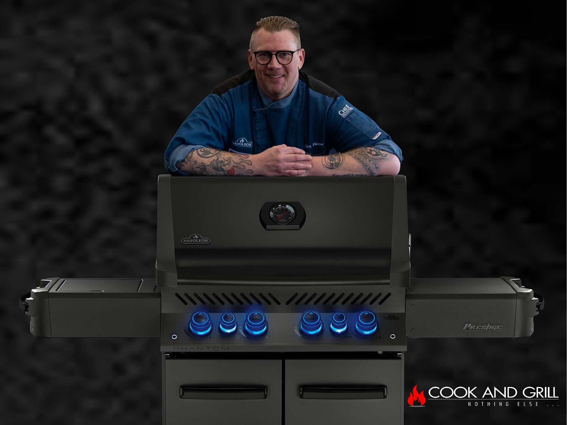 Grillmeister Jörg Päßler von Cook and Grill präsentiert einen hochwertigen Napoleon-Gasgrill mit blauer LED-Beleuchtung – professionelle Grillevents und BBQ-Erlebnisse.