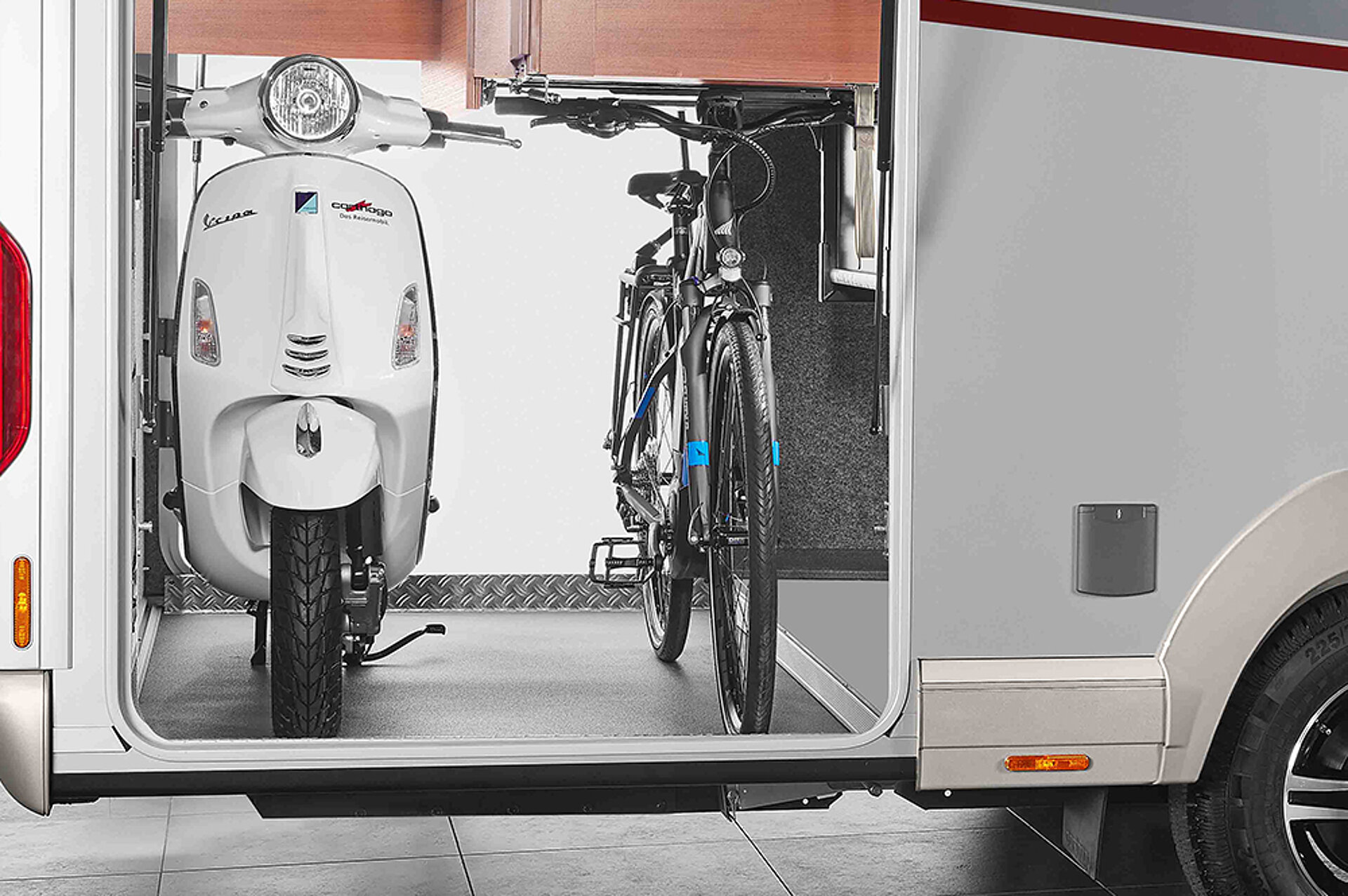 Heckgarage mit Roller und Fahrrad.