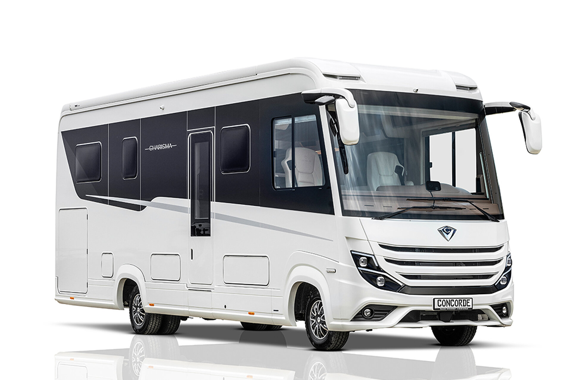 Geïntegreerde, witte camper met donkere details.