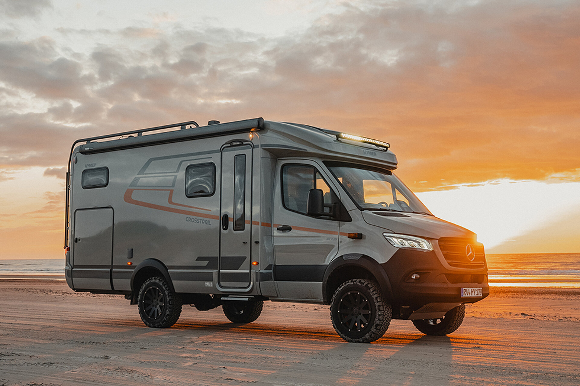 Ein HYMER ML-T CrossTrail parkt in der Steppe vor dem Sonnenaufgang.