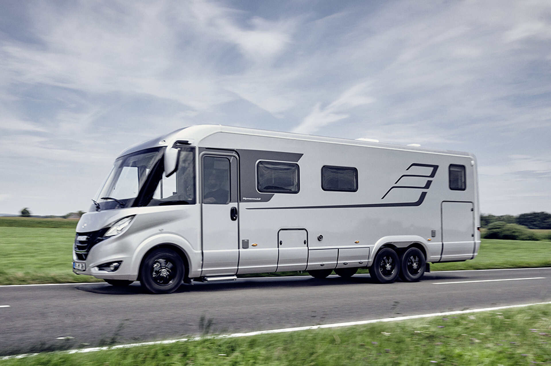 Eine HYMER B-Klasse MasterLine I fährt über eine Landstraße.