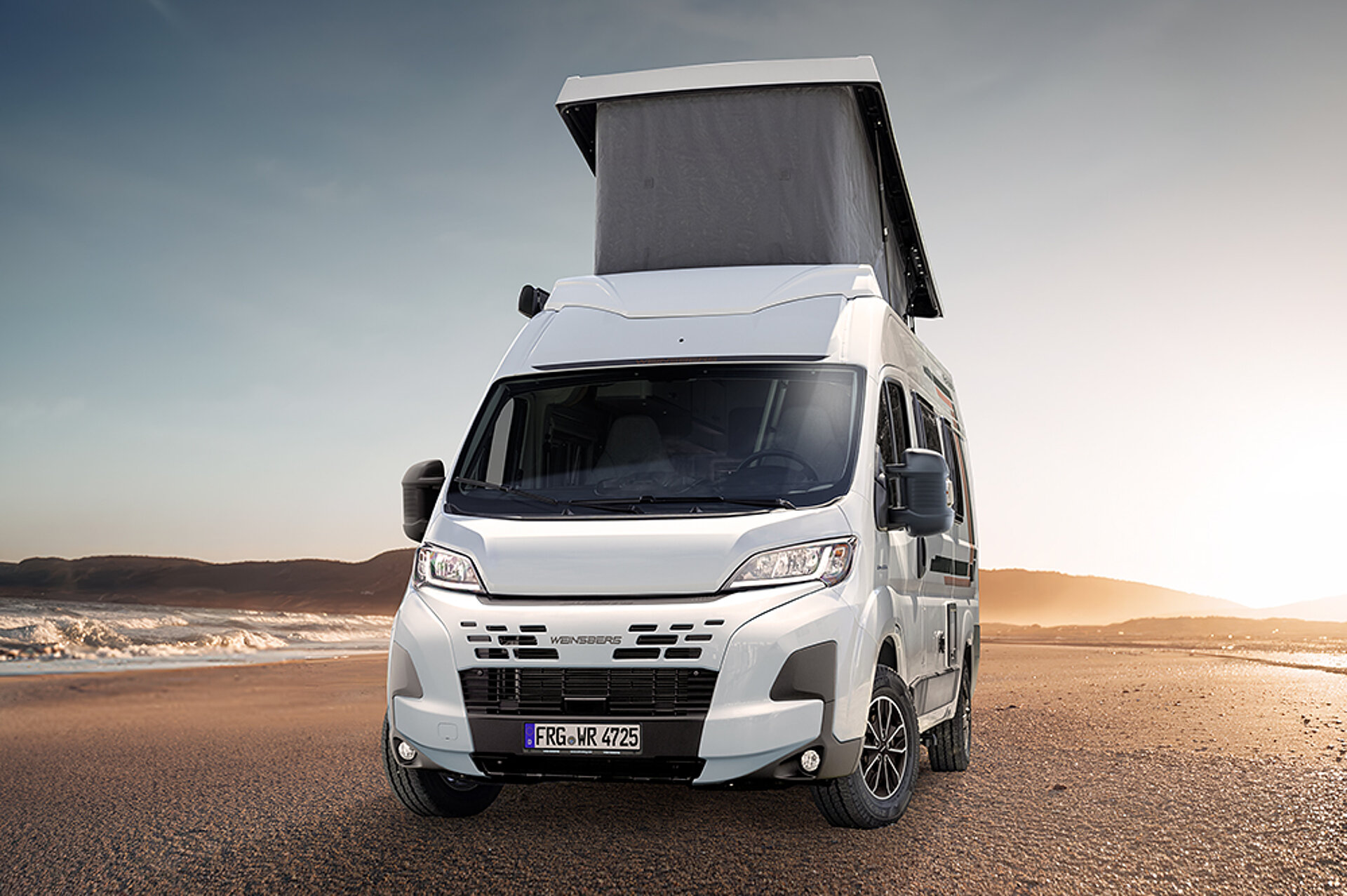 Weißer Camper Van mit aufgestelltem Dach.
