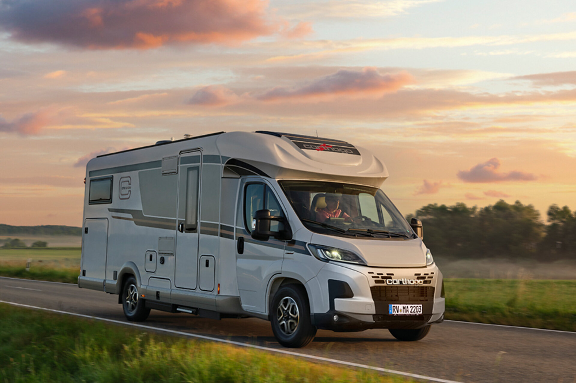 Weißes Wohnmobil im Sonnenuntergang. 
