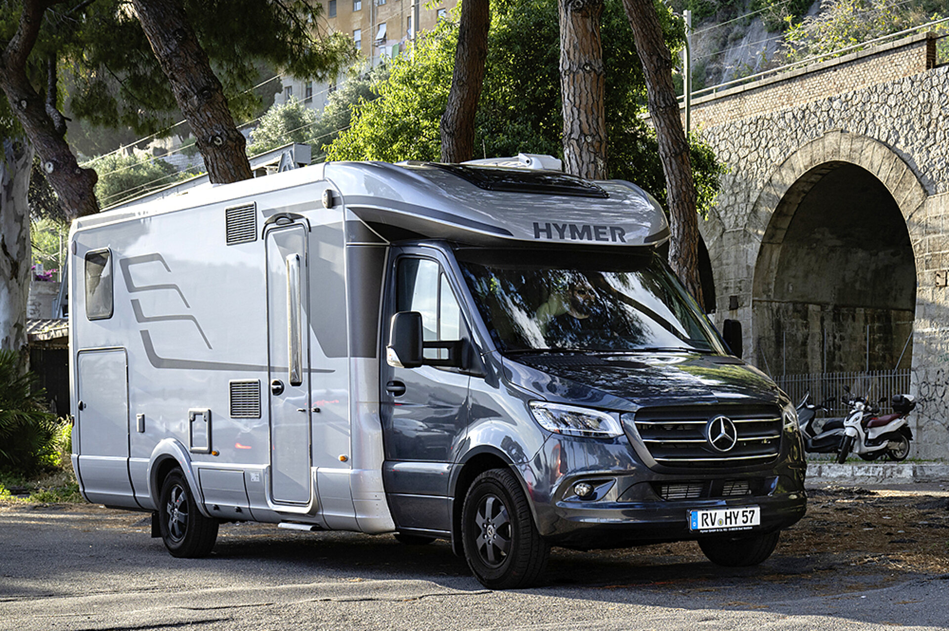 Ein teilintegrierter HYMER B-ML T steht an einem Straßenrand geparkt.