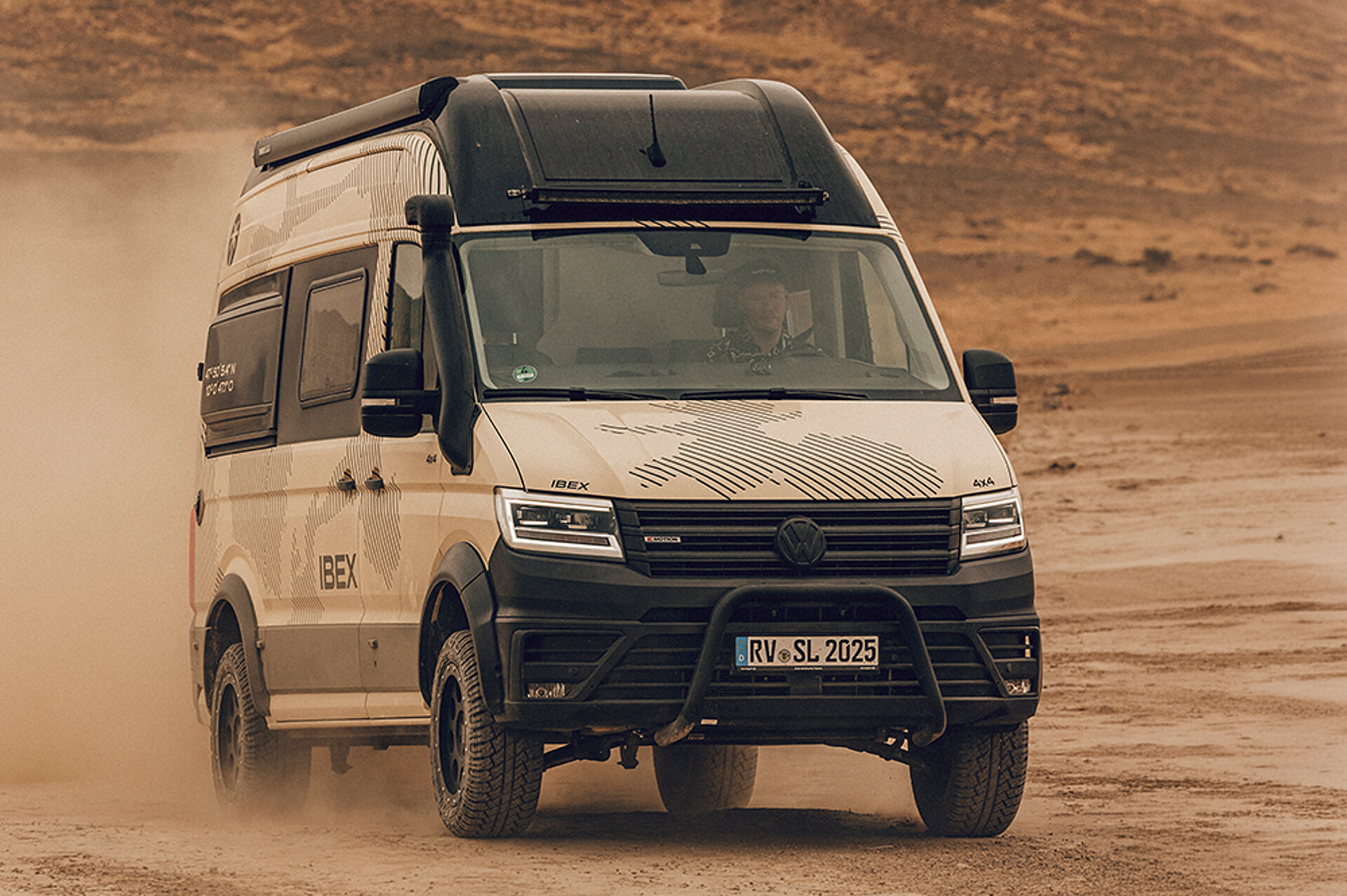 Heller Camper Van in einer Wüste.
