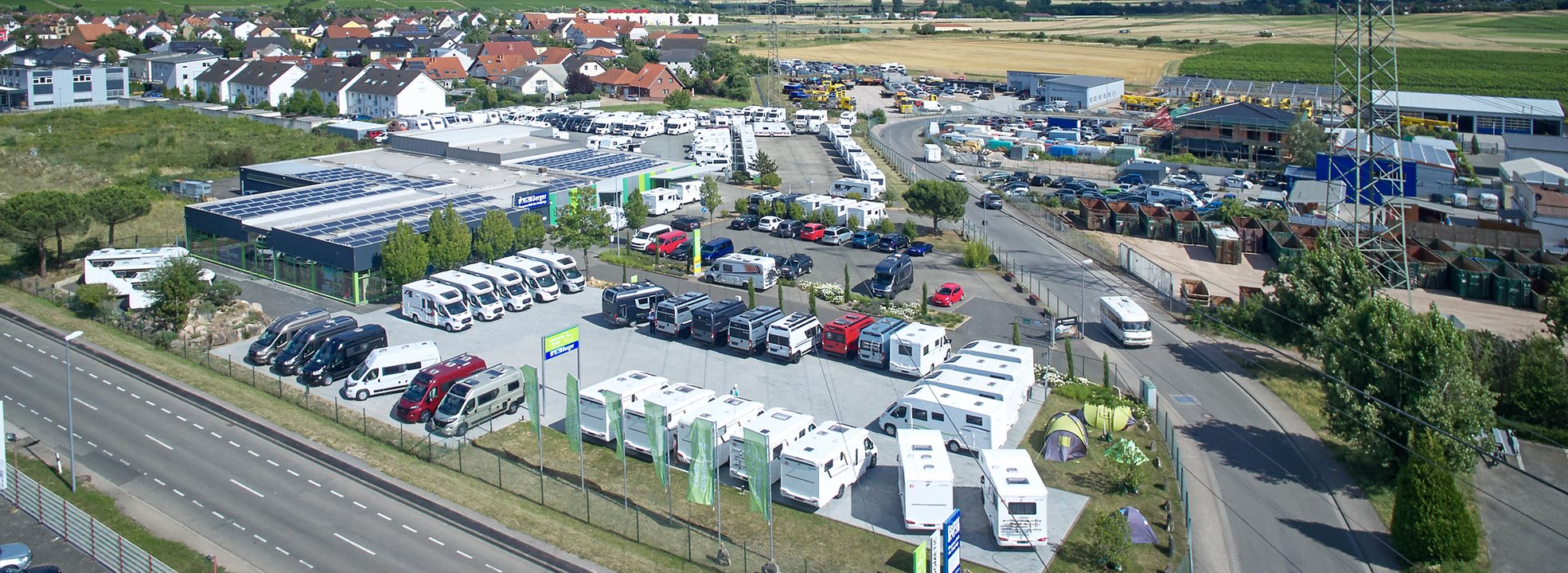 Blick von oben auf das Firmengelände vom Caravaning Center Bad Kreuznach.