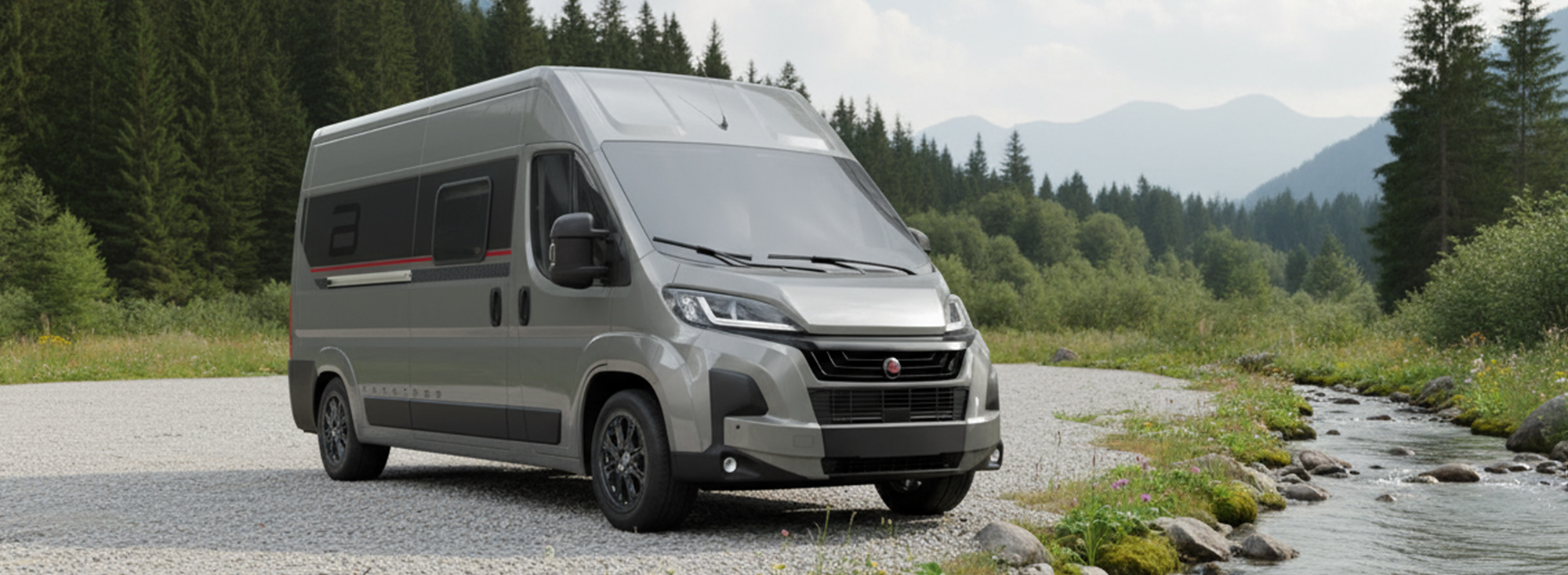 Grauer Camper Van parkt auf einem Parkplatz nahe eines Baches. 