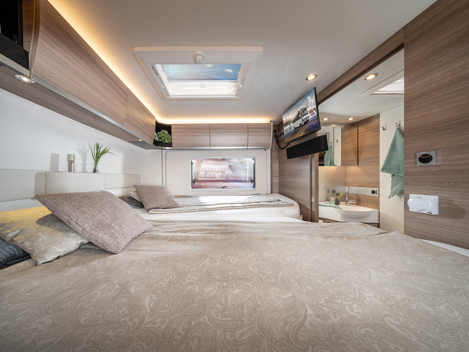 Der Schlafbereich des Carvers mit gemütlichen Betten.