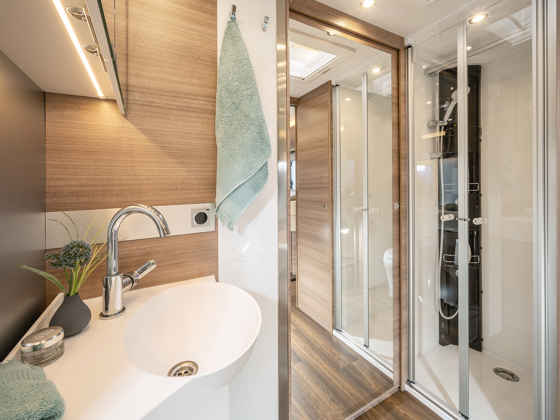 Das großzügig ausgestattete Bad des Carvers.