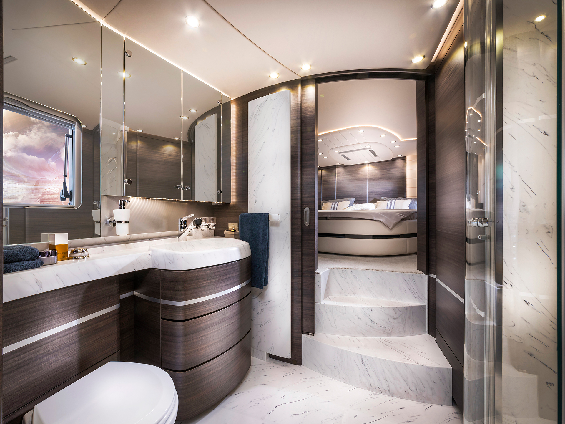 Ein hell und modern gestaltetes Luxus-Wohnmobil Badezimmer.