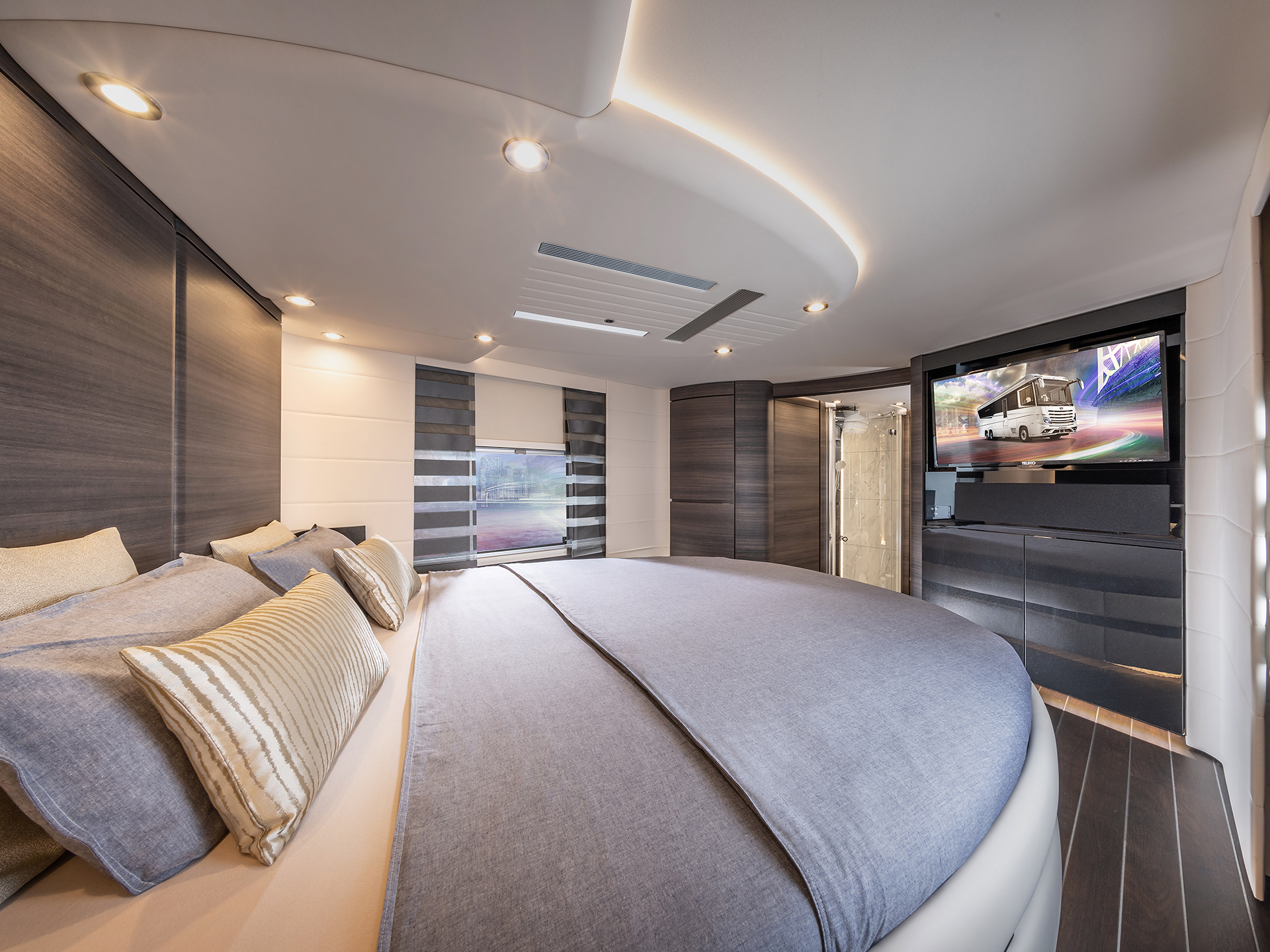 Ein Queensize-Bett im Schlafraum des Grundriss Concorde Centurion 1200 GSI.