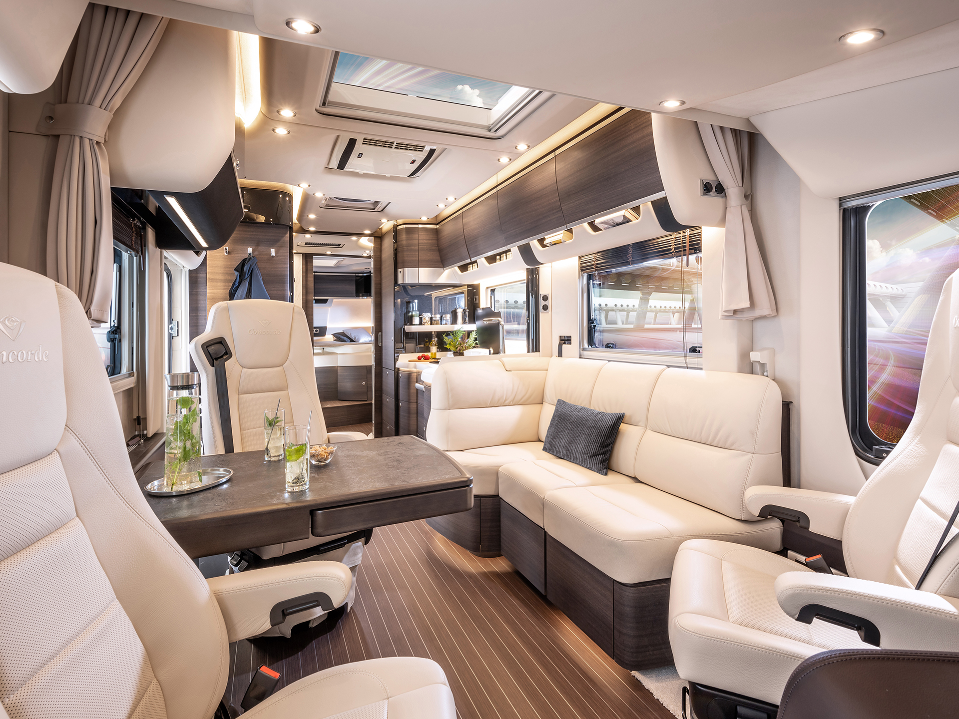 Der komfortable Wohnbereich des Charisma überzeugt in hellem Leder.