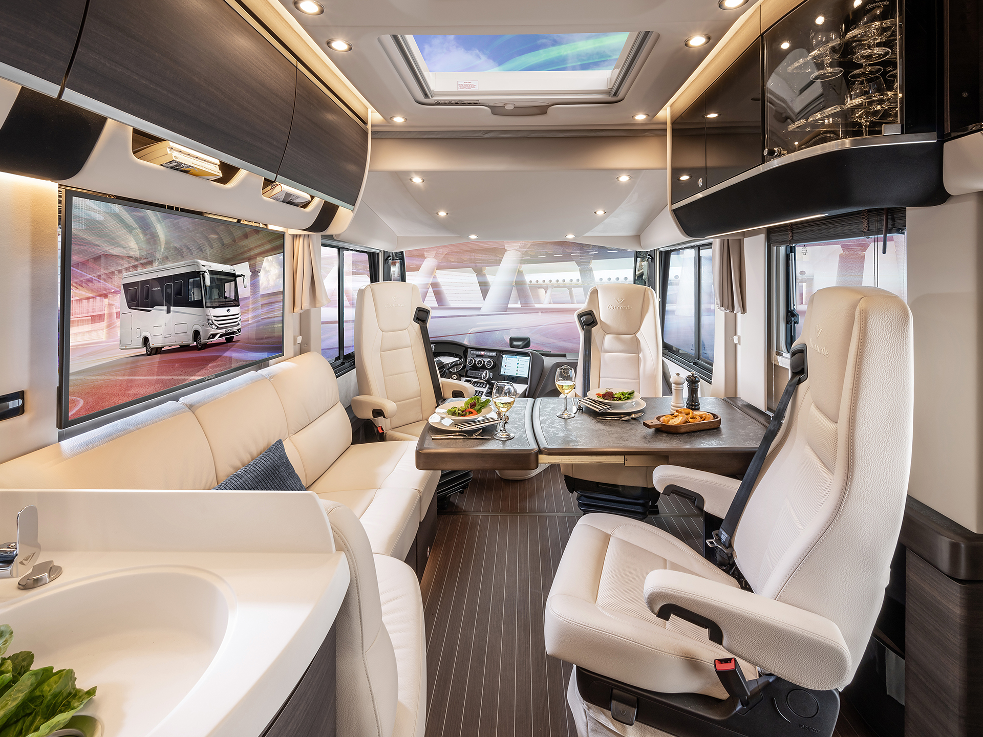 Die Inneneinrichtung des Concorde Charisma in hellen Holztönen und Leder.