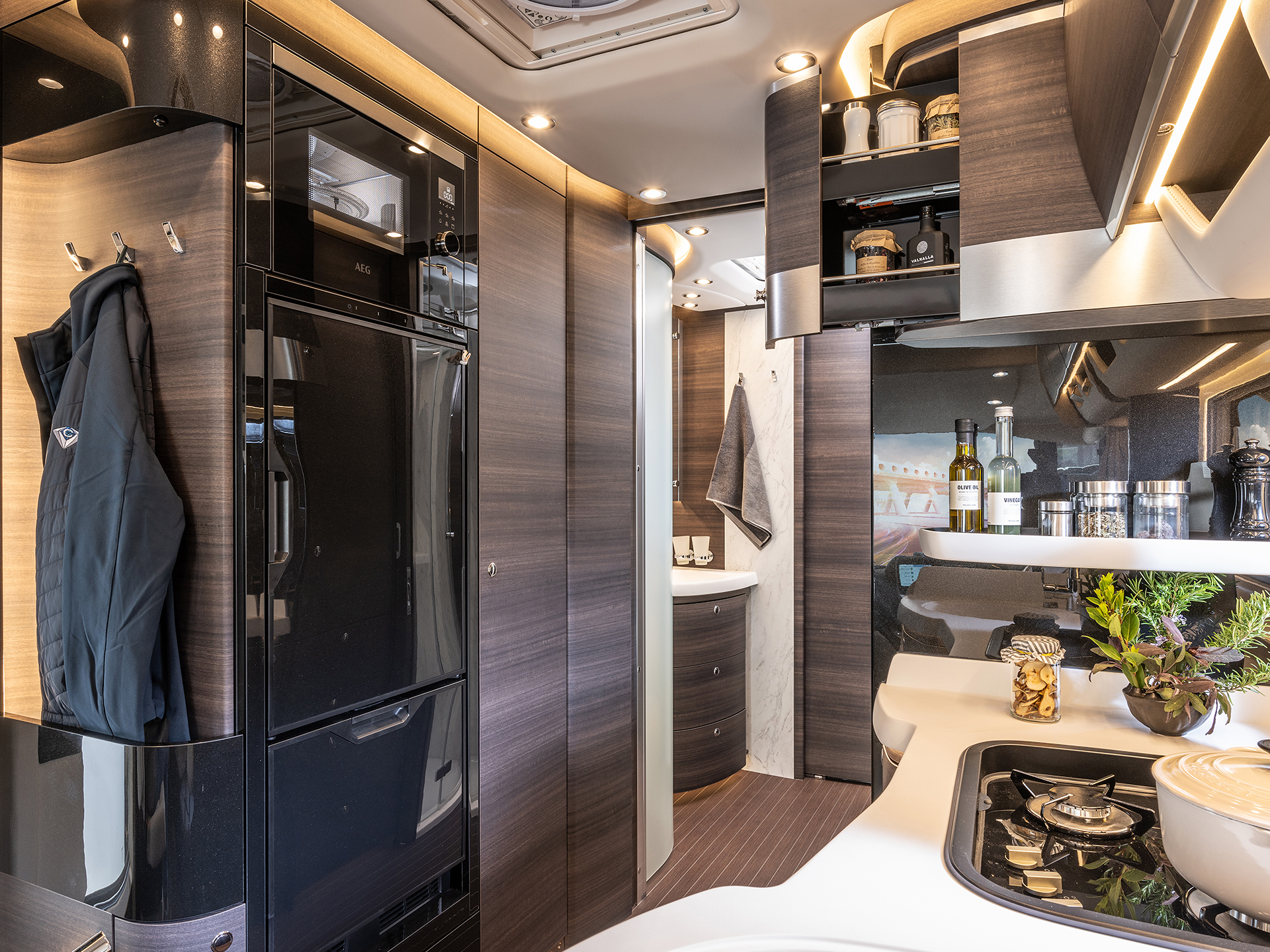 Die modern ausgestattete Küche des Luxus-Liners Concorde Charisma.