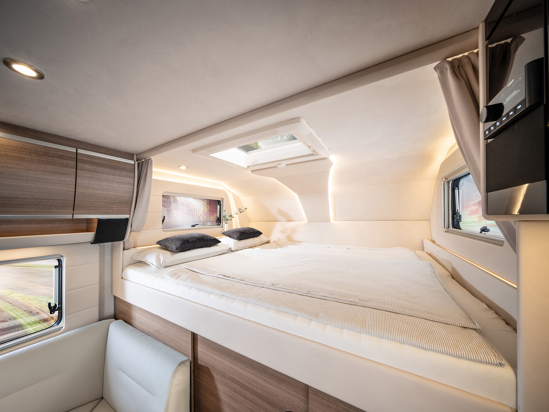 Ein Queensize-Bett im Schlafraum des Concorde Cruiser.