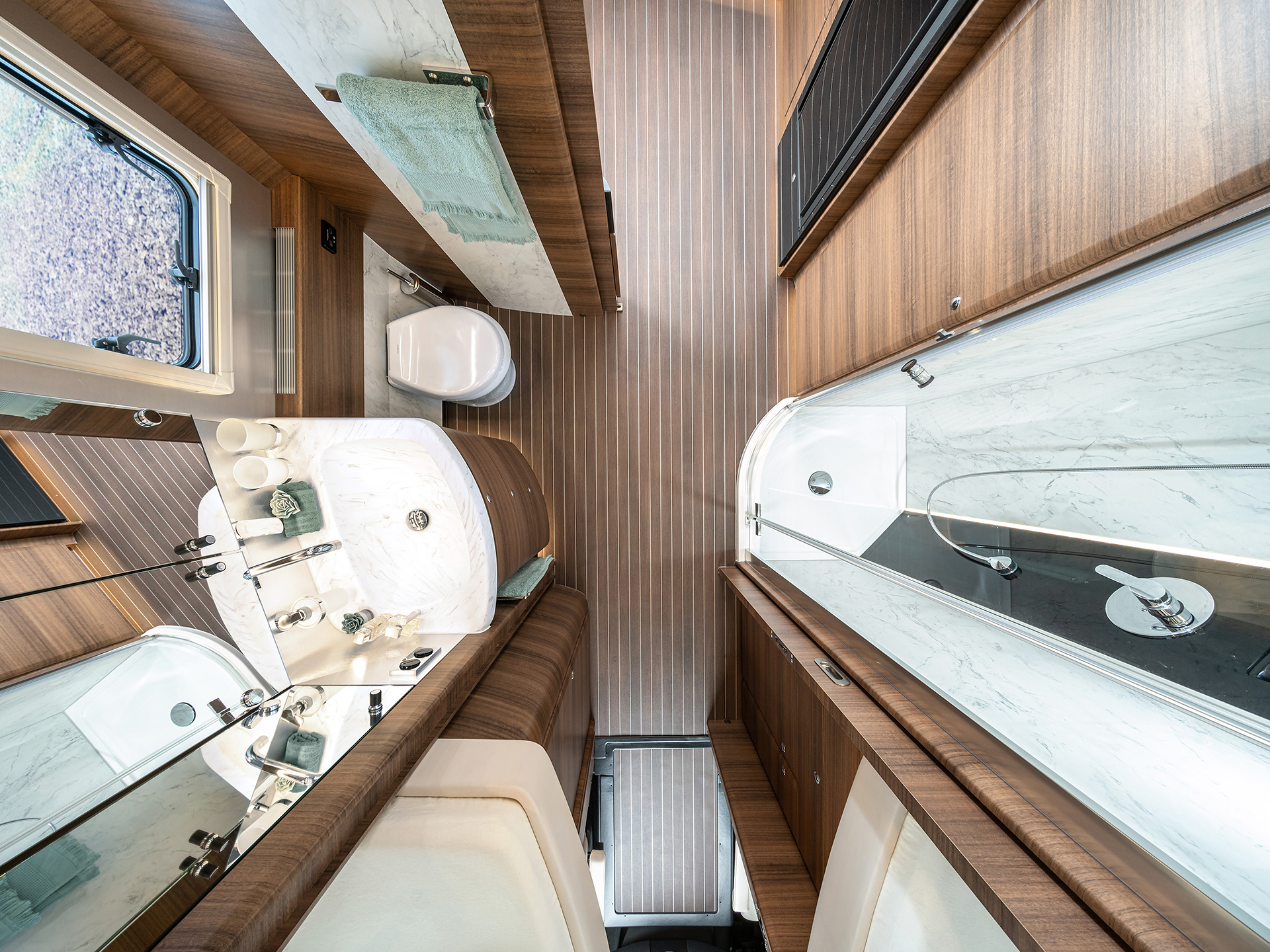 Ein hell und modern gestaltetes Luxus-Wohnmobil Badezimmer.