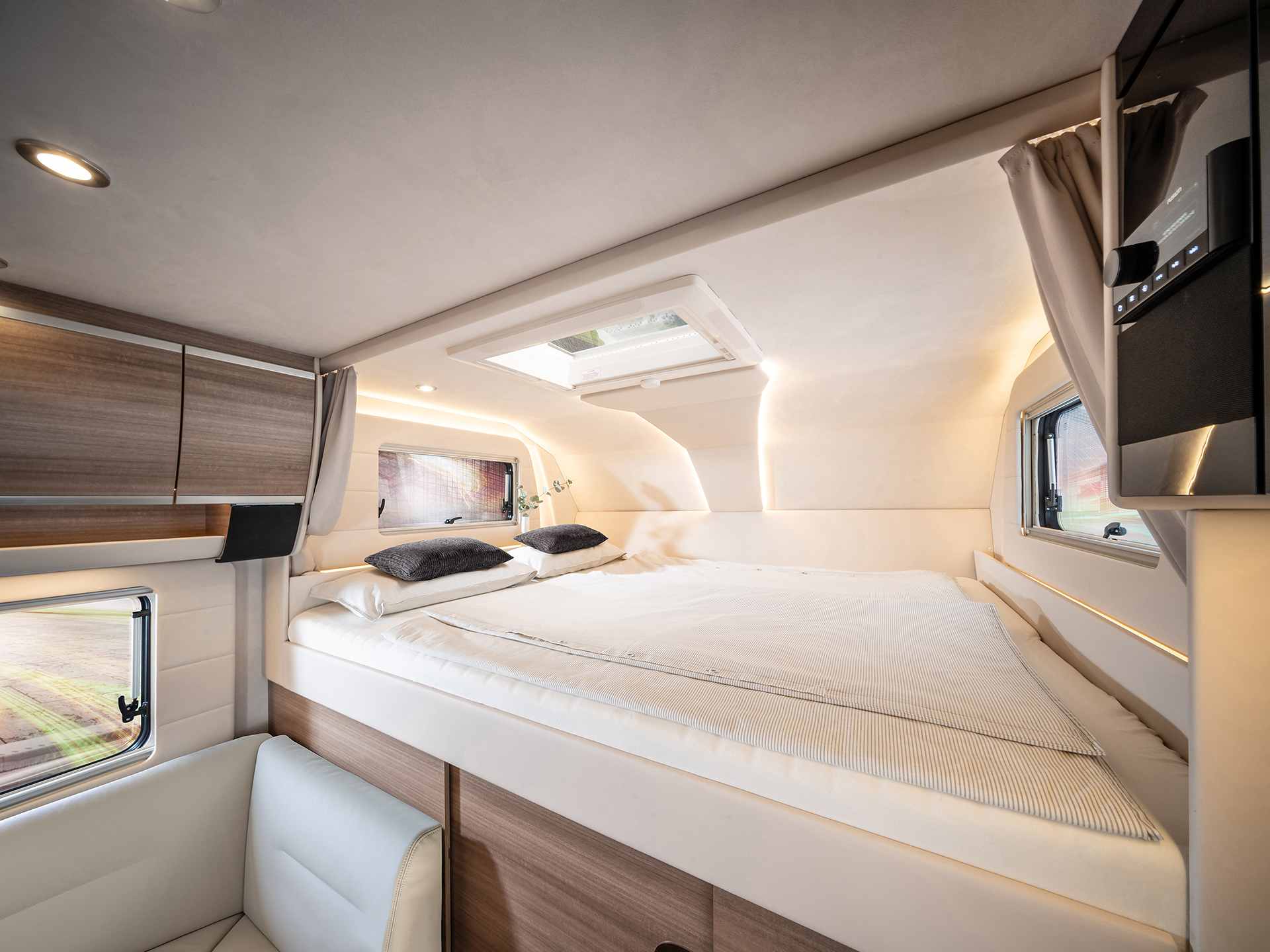 Ein Queensize-Bett im Schlafraum des Concorde Cruiser.