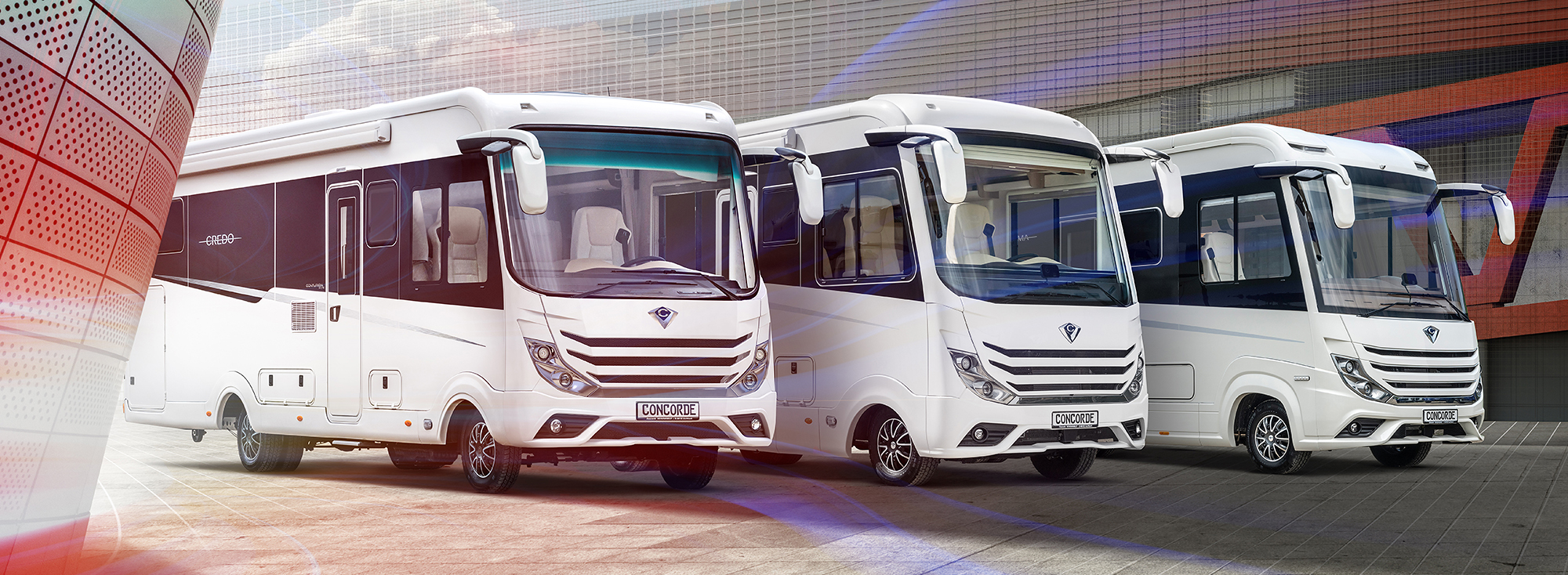 Drei Concorde Luxus-Reisemobile stehen auf einem Hof.