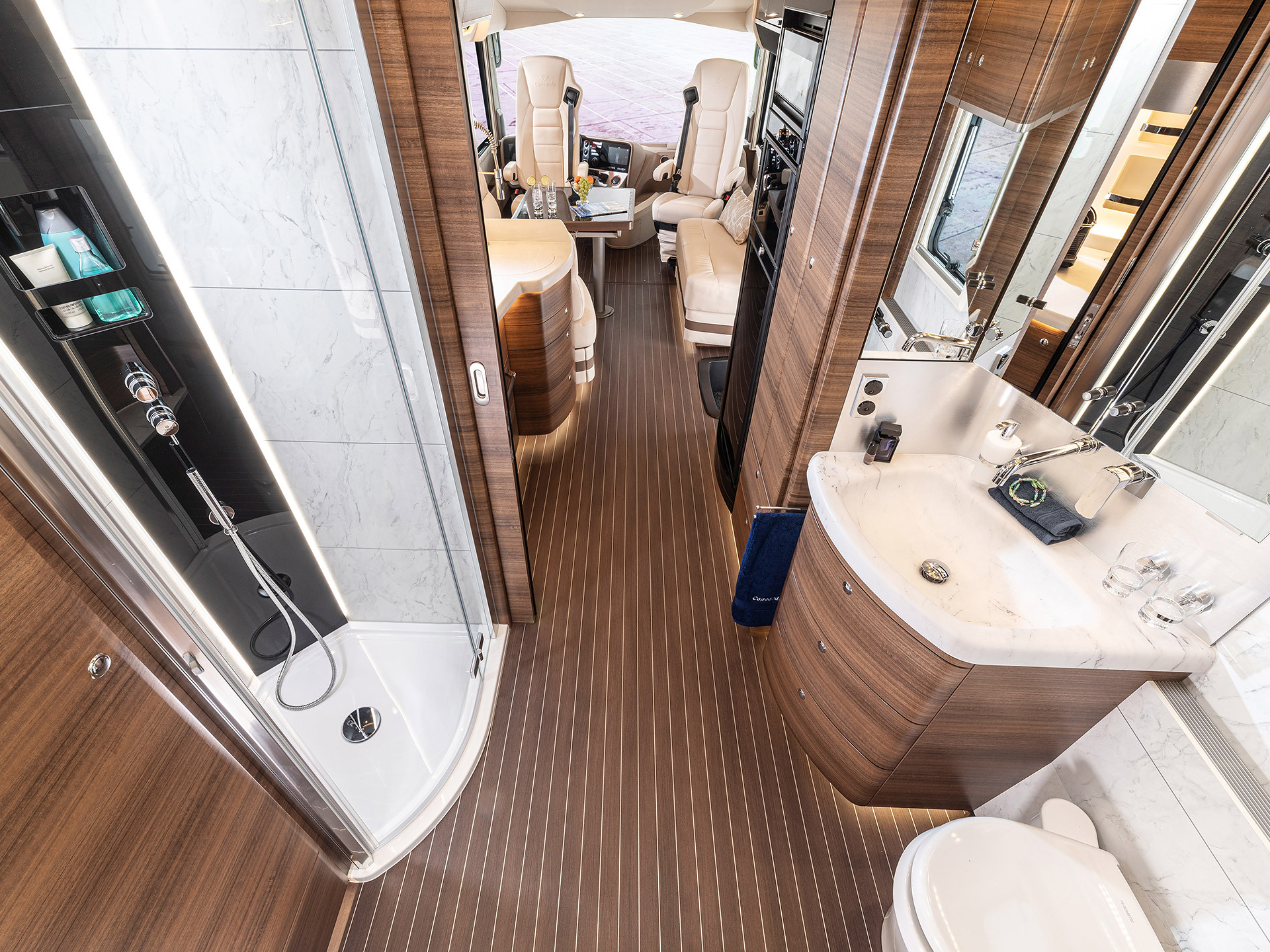 Ein hell und modern gestaltetes Luxus-Wohnmobil Badezimmer.