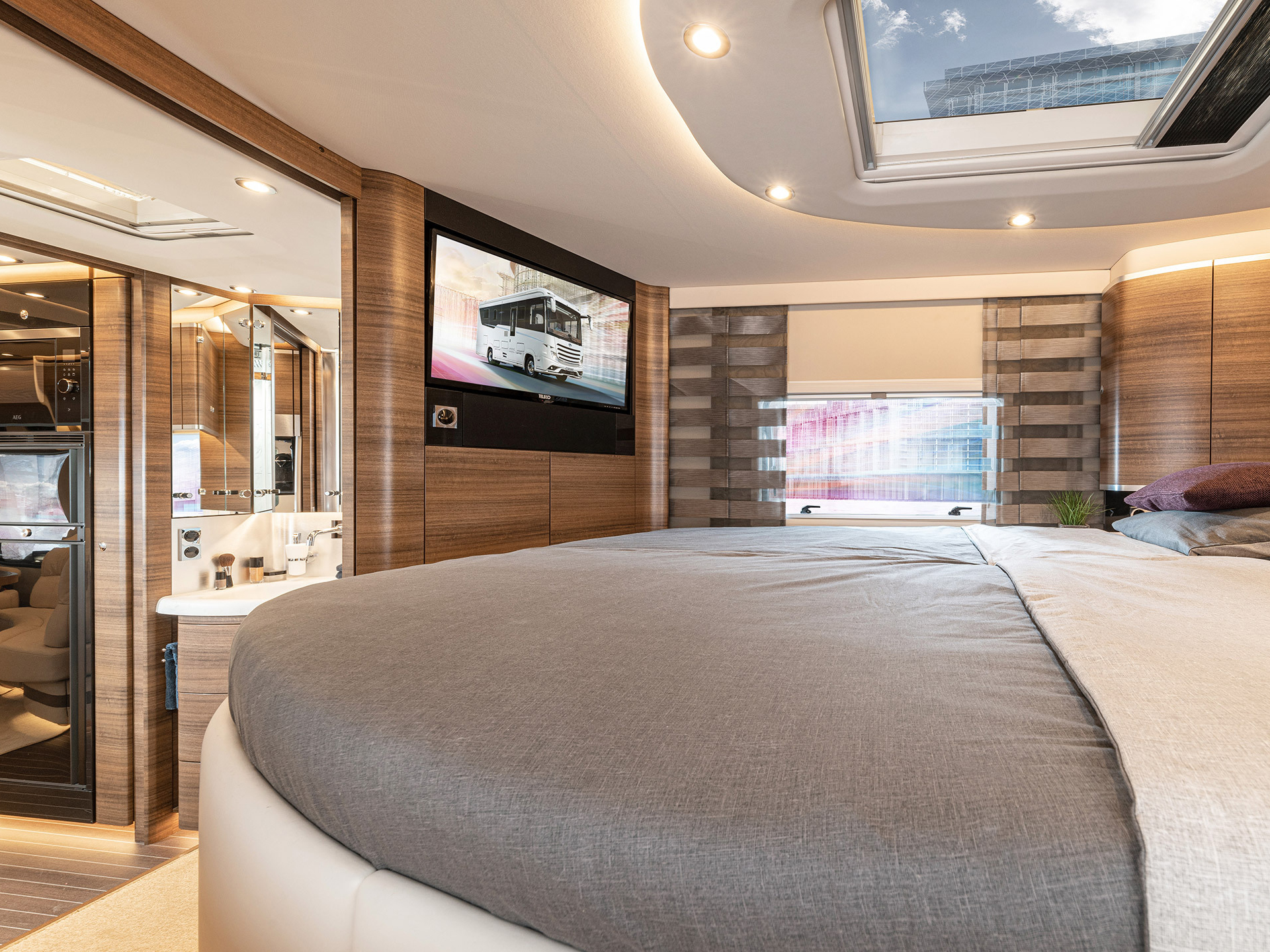 Ein Queensize-Bett im Schlafraum des Concorde Liner.