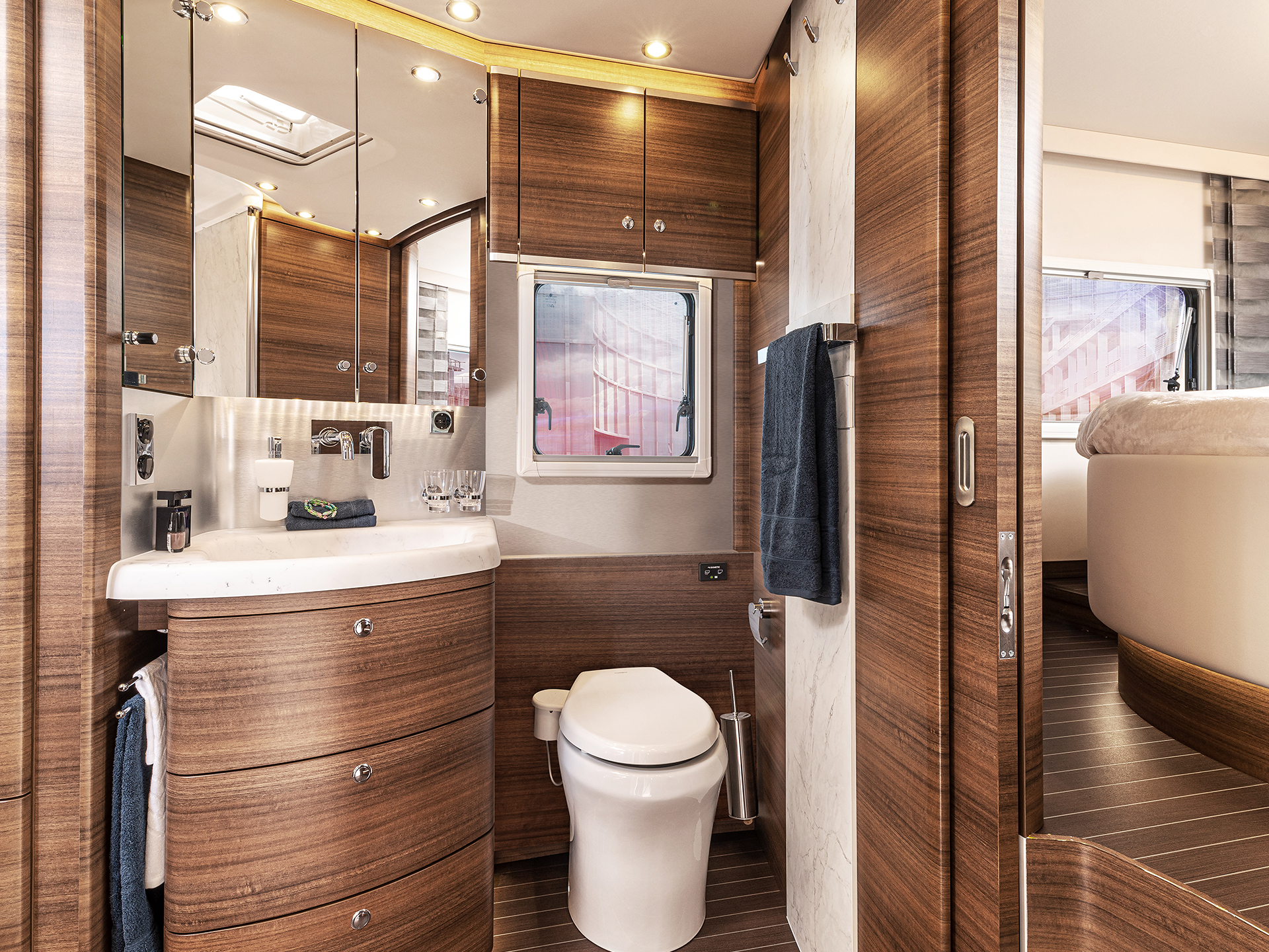 Ein hell und modern gestaltetes Luxus-Wohnmobil Badezimmer.