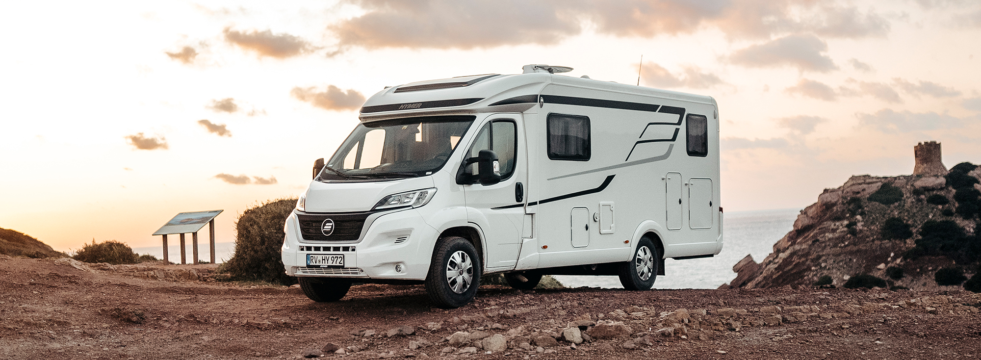 Ein HYMER Exsis-t Wohnmobil steht am Meer.