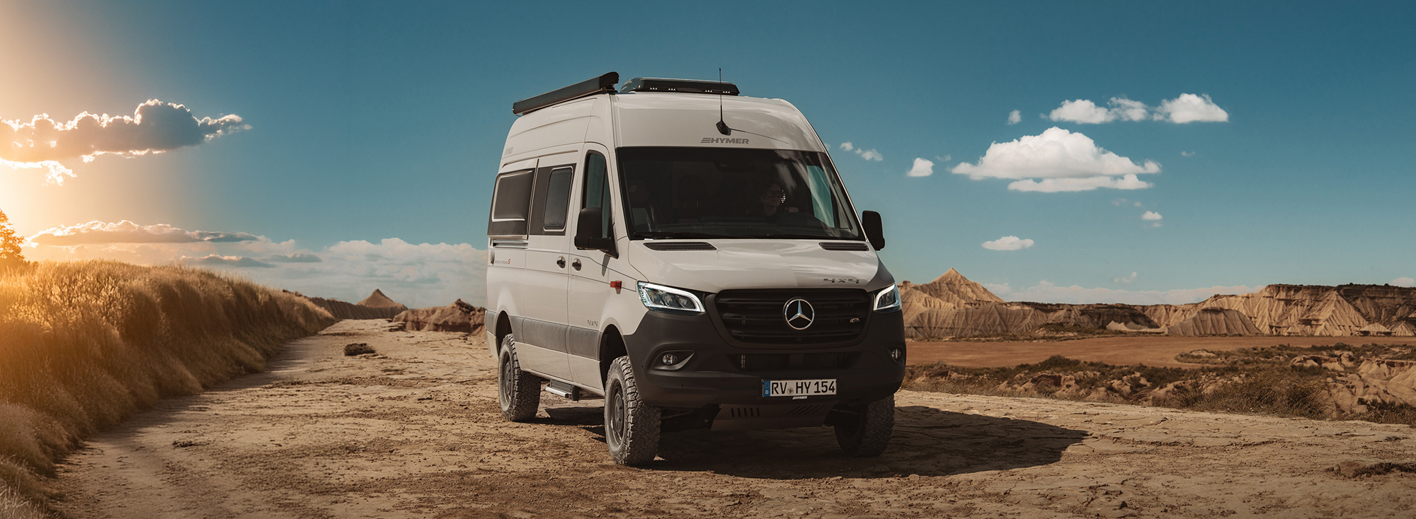 Ein HYMER Grand Canyon S parkt in der Wüste.