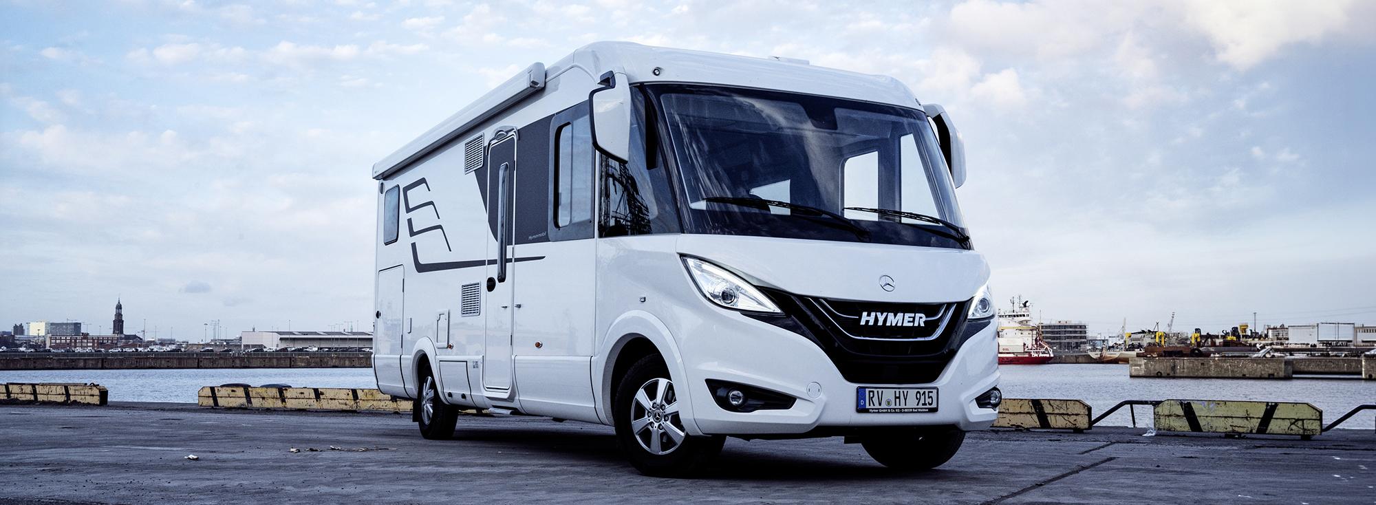 Ein HYMER B-Klasse MasterLine I steht auf einem Parkplatz.