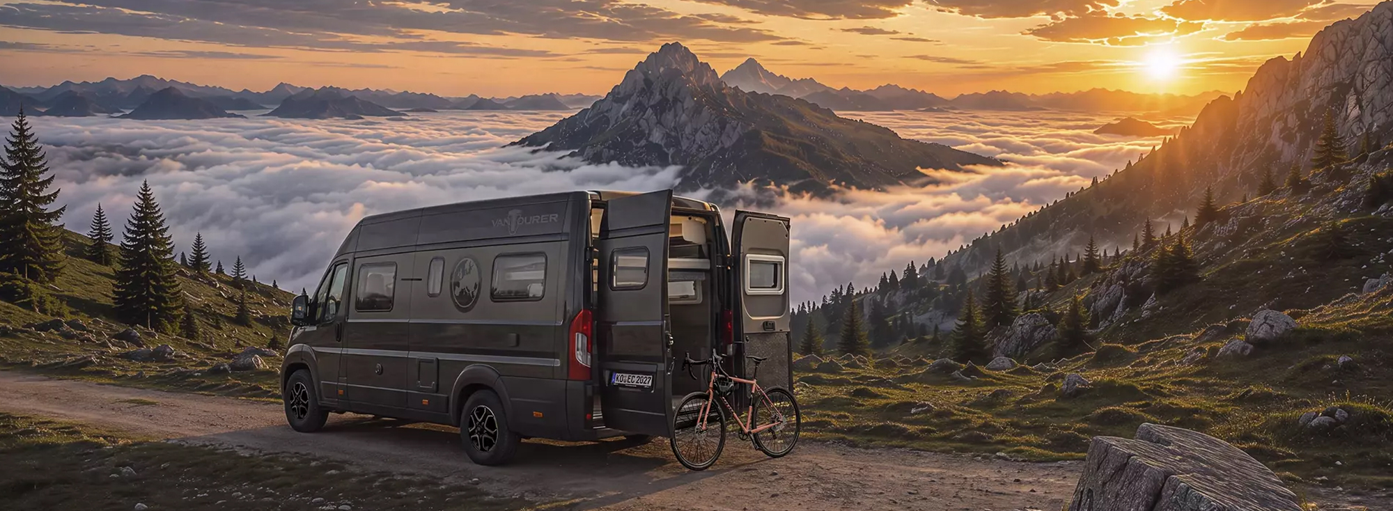 Ein dunkler Camper Van in einer Berglandschaft.