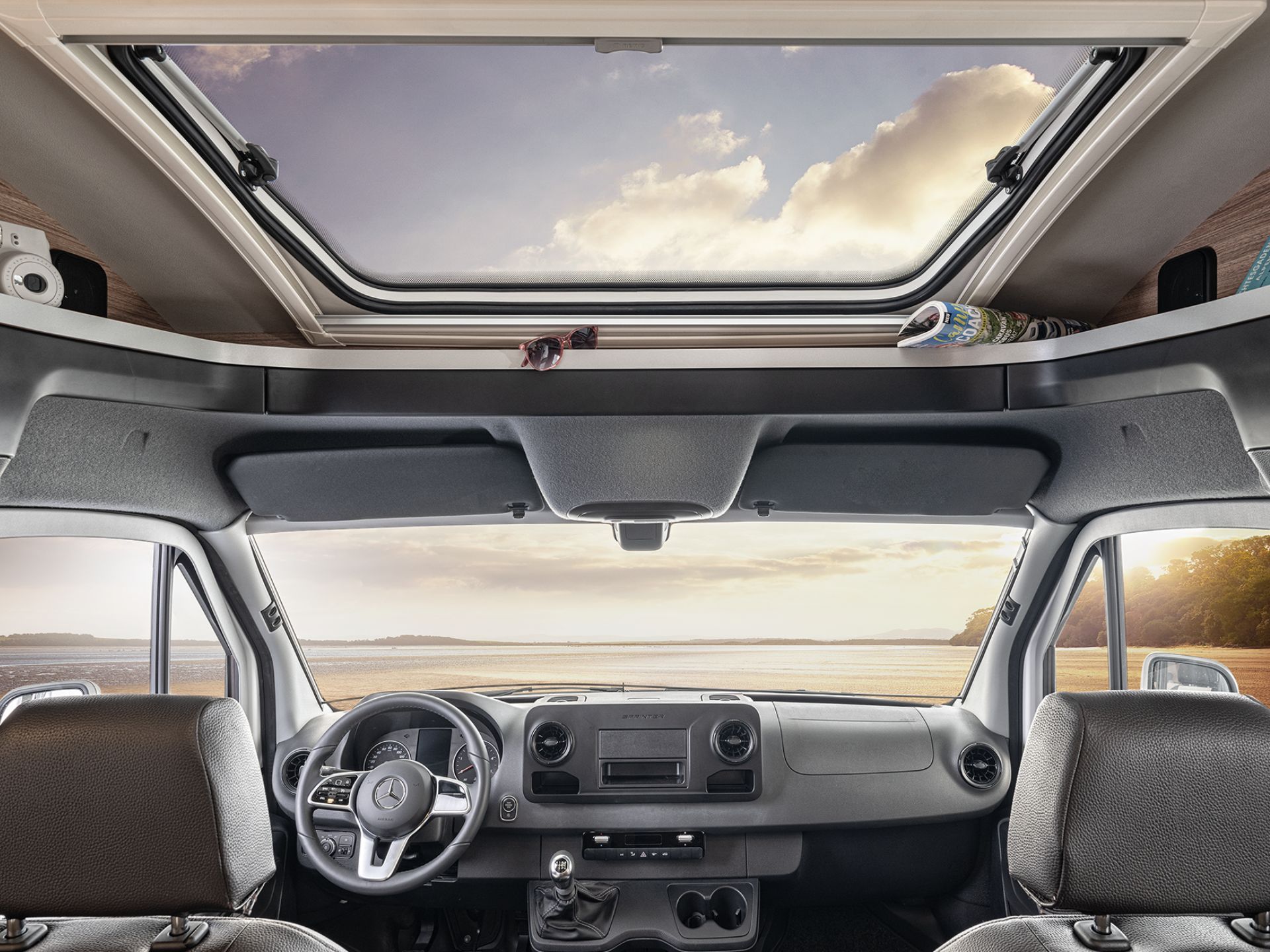 Der Blick aus dem Fahrerhaus eines Wohnmobils.