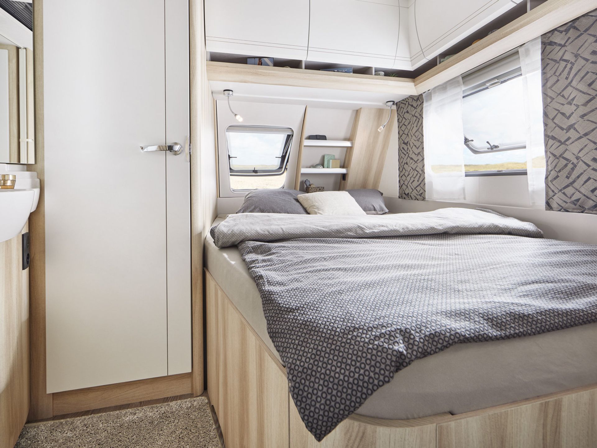 Wohnwagen Innenraum Bett mit geöffneten Fenstern